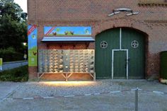 Die Eierautomaten (abgebildet: Grömitz, Schulstraße 2) des Grömitzer Hühnerhofes bieten ein besonderes Einkaufserlebnis.