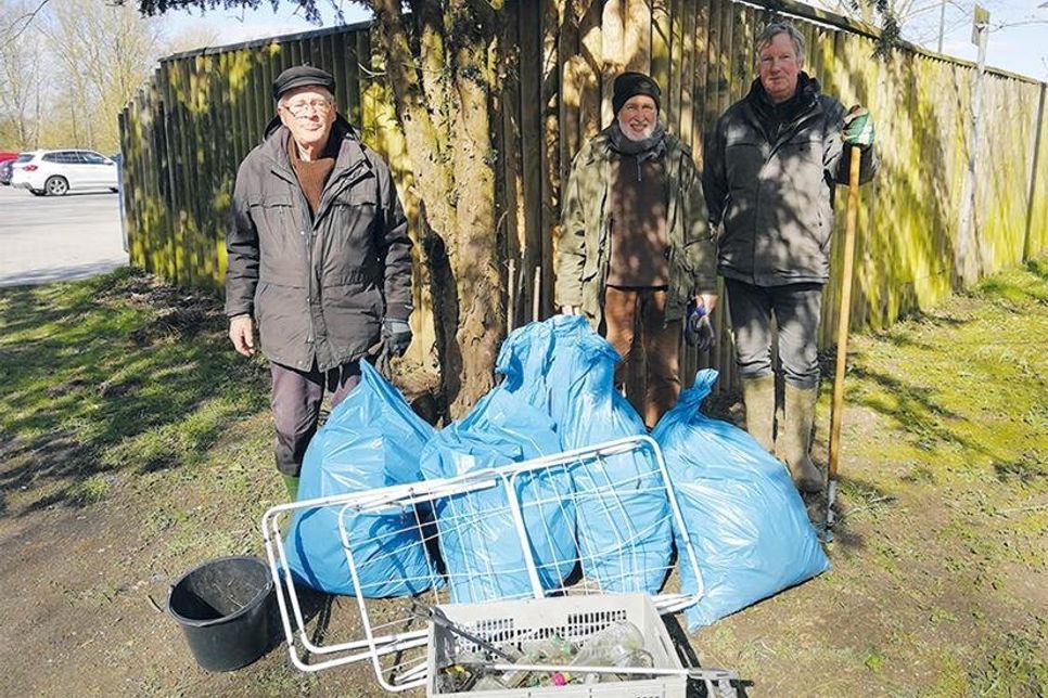 Schnell zum Gruppenfoto zusammenkommen und dann wieder auseinander. Binnen kürzester Zeit hatten Eckhard Mix (v.l.), Wolfgang Scharf und Lüder Garms jede Menge Müll zusammengetragen – jeder für sich, als Einzelkämpfer.