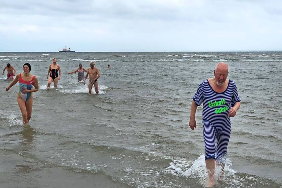 Einige Mutige stürzten sich tatsächlich in die Fluten.