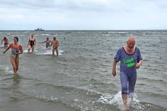 Einige Mutige stürzten sich tatsächlich in die Fluten.