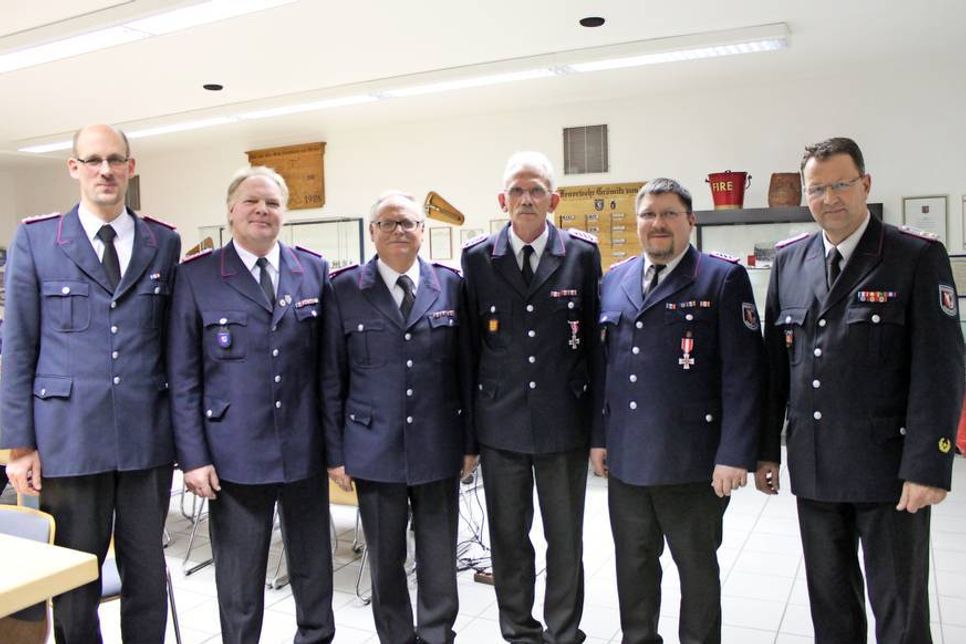 Gemeindewehrführer Björn Sachau (lks.) und Ortswehrführer Jörg Schemmer (re.) mit den Geehrten Carsten Stahl, Hans Siegler, Uwe Engemann und Christian Blunck (v. lks.).