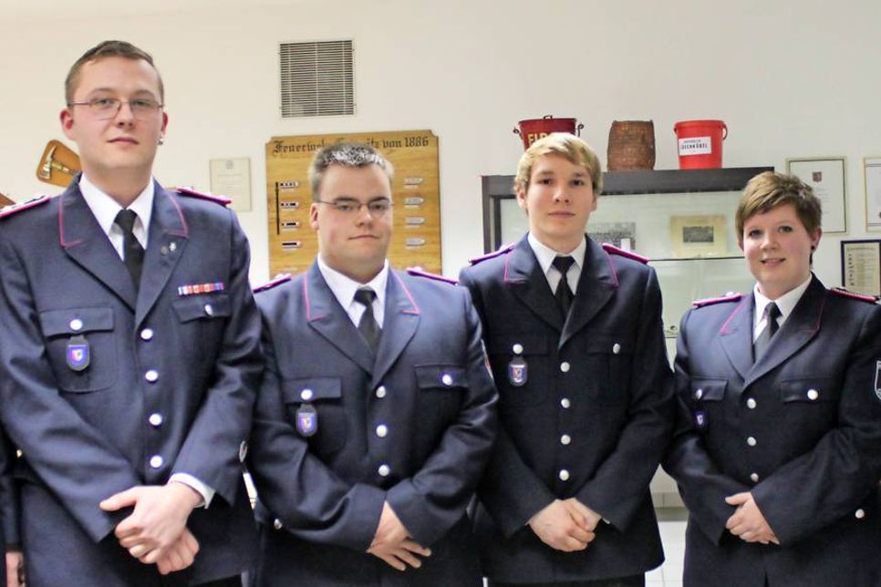 Maik Engemann wurde zum Hauptfeuerwehrmann befördert und Tom Bargholz, Maximilian Stahl sowie Katja Meiering in die Wehr übernommen (v. lks.).