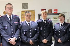 Maik Engemann wurde zum Hauptfeuerwehrmann befördert und Tom Bargholz, Maximilian Stahl sowie Katja Meiering in die Wehr übernommen (v. lks.).