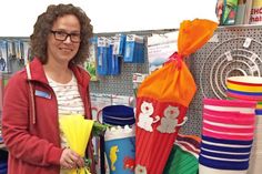 Neustadt. Wer eine Schultüte mit fachlicher Hilfe selbst gestalten möchte, kann das am Mittwoch, dem 16. Mai ab 10 Uhr in der Bastelabteilung des eska-Kaufhauses.

Die Mitarbeiterinnen haben Schablonen und verschiedenste Materialien vorbereitet und stehen gerne den Bastlern mit Rat und Tat zur Seite. Die Aktion ist kostenlos. Es werden nur Materialkosten berechnet. Bitte anmelden. (red)