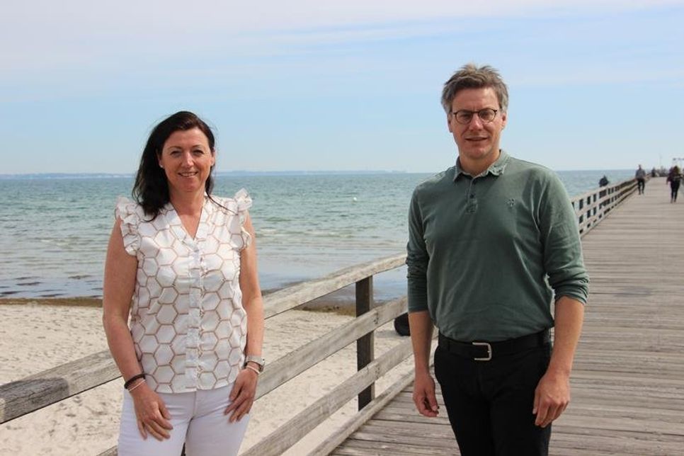 Scharbeutz‘ Bürgermeisterin Bettina Schäfer und TALB-Vorstand André Rosinski hoffen, dass die neue APP noch in den Sommerferien 2020 an den Start gehen kann.