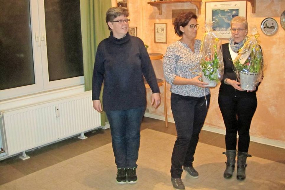 Dorfvorsteherin Doreen Tamm mit den helfenden Frauen Yvonne Kühl und Claudia Berger (v. lks.).