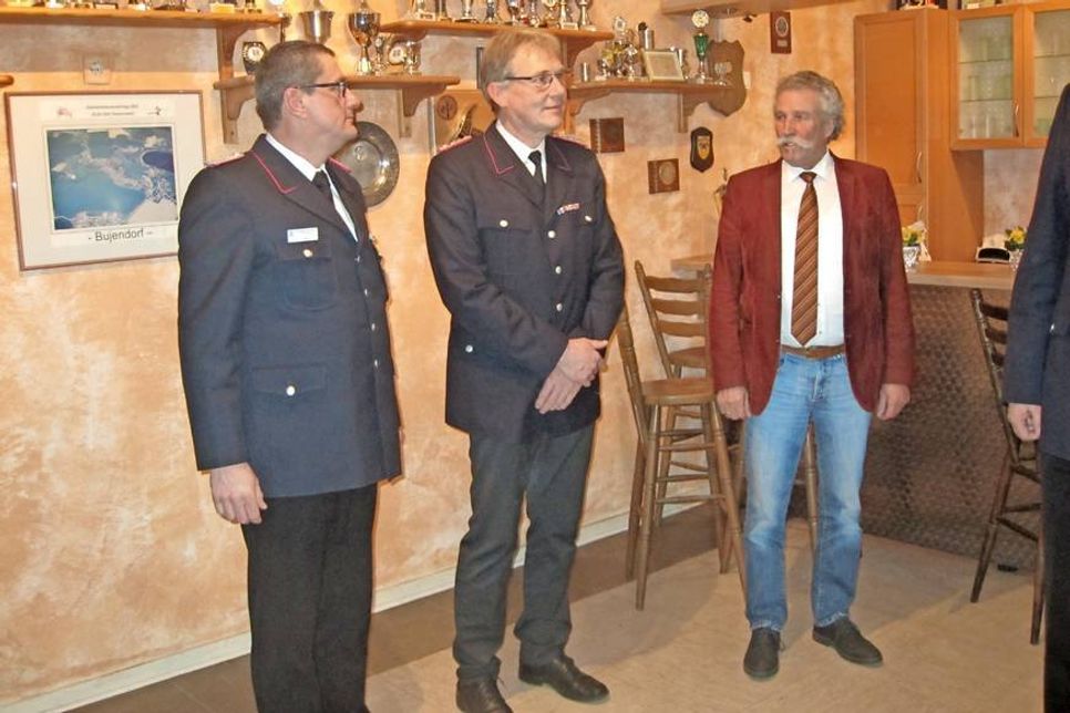 Die geehrten Wehrführer Dirk Cordes und stellvertretender Wehrführer Klaus Berger mit Bürgermeister Holger Reinholdt (v. lks.).
