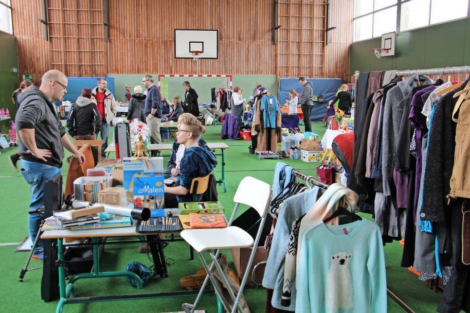 Ein großer Flohmarkt in der Turnhalle lud zum Stöbern und Feilschen ein.