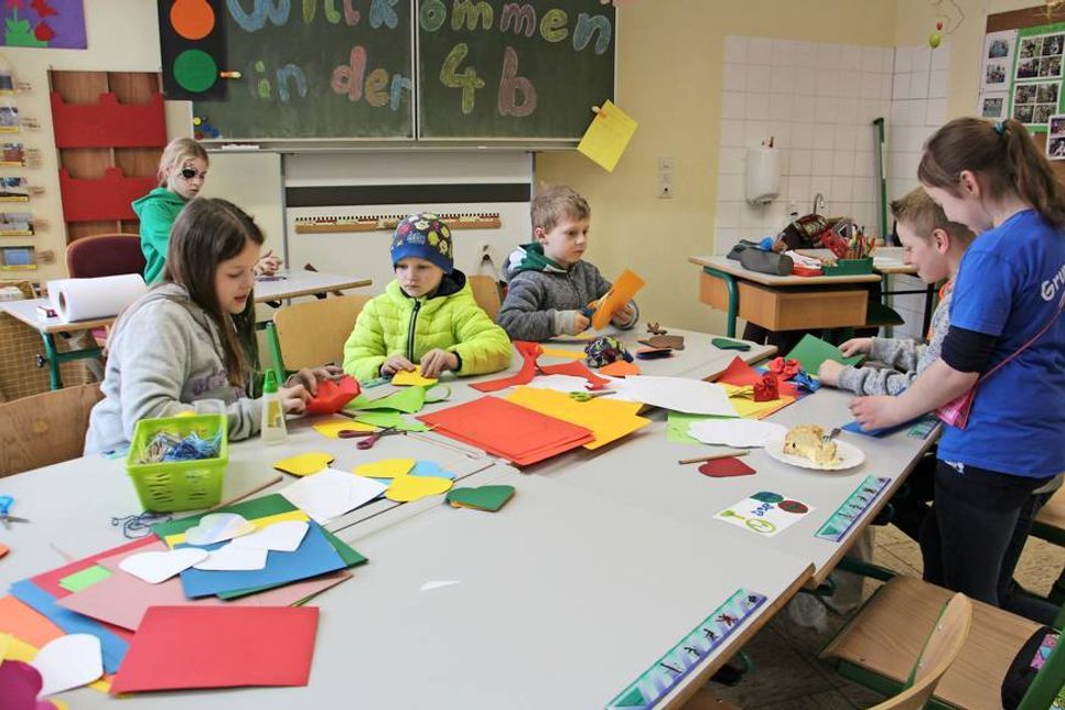 In der Papierwerkstatt stellten die Kinder hübsche Osterdeko her.