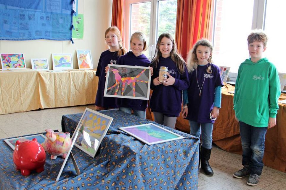 In der „Galerie der jungen Künstler“ wurden die Werke der Schüler ausgestellt, die zuvor in einem Kunstprojekt entstanden waren.