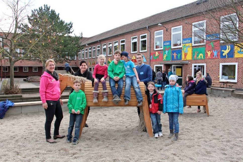 Antje Sagawe, kommissarische Schulleitung, mit der Sozialarbeiterin und Leiterin des Jugendtreffs Ulli Radden sowie dem Vorsitzenden des Schulvereins Tim Schwardt mit einigen Hauptpersonen, um die sich alles dreht: den Kindern.