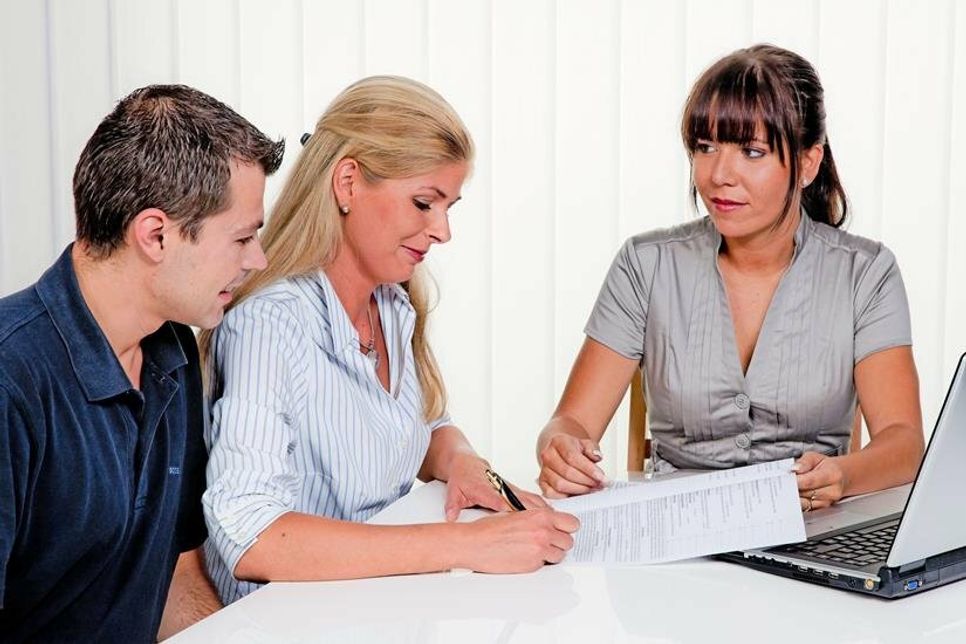 Spezialisierte Rechtsanwältinnen und Rechtsanwälte helfen dabei, vorsorgliche Verfügungen individuell für die jeweilige Lebenssituation zu erstellen. (Foto: djd/Itzehoer Versicherungen/Gina Sanders - stock.adobe.com)