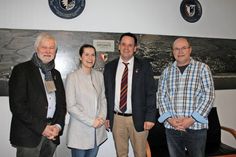 Sie waren die ersten Gratulanten: Bürgervorsteher Heinz Bäker, Touristikleiterin Janina Kononov (v. lks.) und Betriebsleiter Verwaltung und Finanzen vom Tourismus-Service Lars Widder (re.).