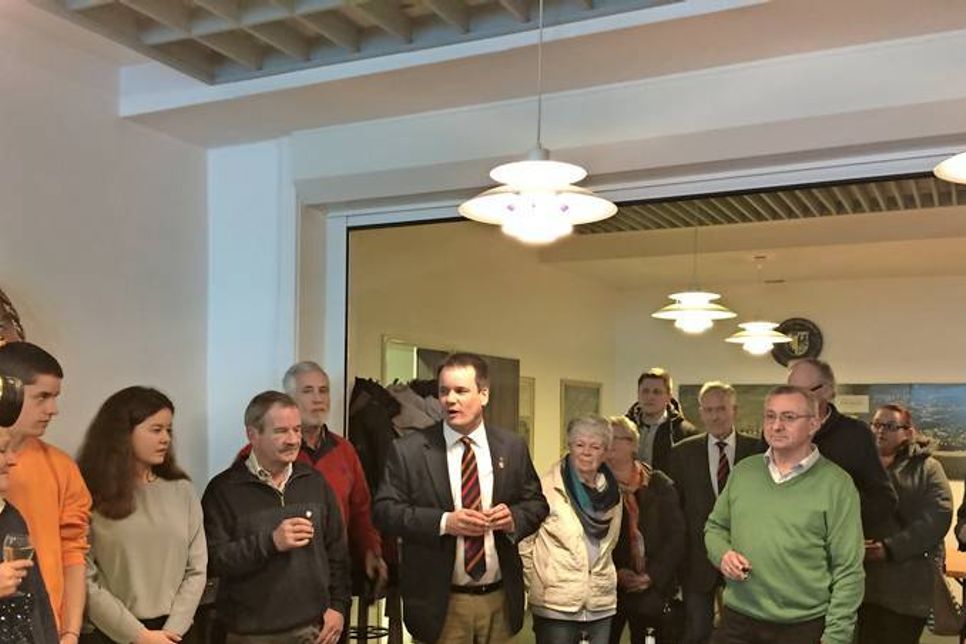 Anstoßen auf den Wahlsieger.