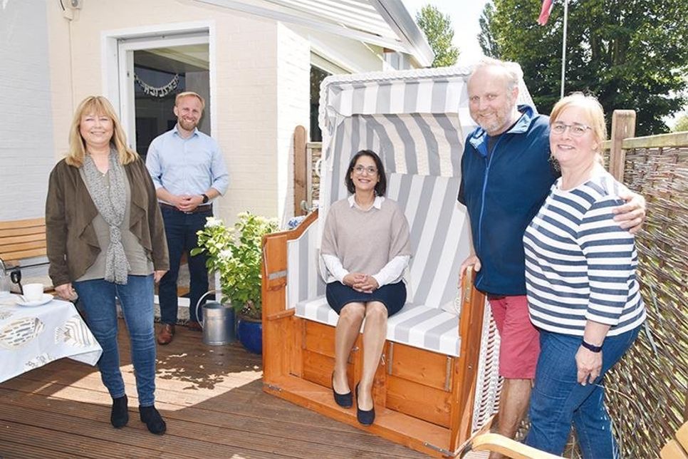 Die SPD-Landesvorsitzende Serpil Midyatli (im Strandkorb) besuchte mit Landtagsabgeordnete Sandra Redmann (li.) und SPD-Kreisvorsitzenden Niclas Dürbrook das Gastgeber-Ehepaar Andrea und Thomas Witting.