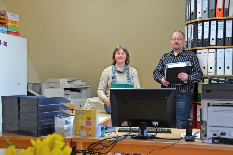 Bettina Fuchs und Andreas Dons im neuen Kirchenbüro im Gemeindehaus.