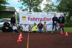 Grube. Der Automobil Club (AC) Dahme bot den Schülern der 3. und 4. Klassen ein praxisnahes Übungsprogramm mit dem Ziel, das Fahrrad auch in schwierigen Situationen zu beherrschen. So mussten die Kinder zum Beispiel über eine Rampe fahren oder eine mit Holzklötzen aufgebaute, geschwungene Spur durchfahren, ohne ein Klötzchen umzustoßen. Als Sieger wurden die geschicktesten und schnellsten Schüler ausgezeichnet. (red)