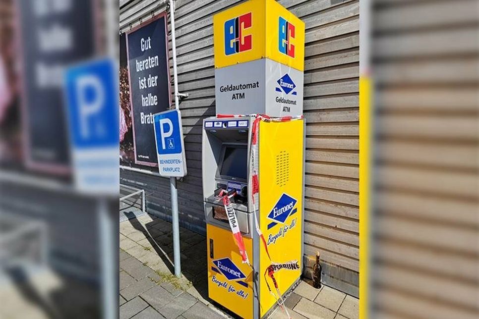 Dieser Geldautomat vor dem Edeka-Markt in Niendorf/Ostsee wurde stark beschädigt.