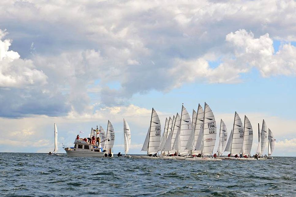Vor Scharbeutz gibt es im Rahmen der Dart 18 Weltmeisterschaft spannende Wettfahrten zu sehen. (Foto: Veranstalter)