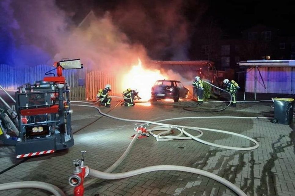 Die Flammen griffen auch auf Fahrzeuge über. Die Feuerwehren Grömitz, Brenkenhagen, Cismar, Lenste, sowie Suxdorf/Nienhagen waren mit über 50 Kameradinnen und Kameraden vor Ort.
