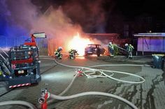 Die Flammen griffen auch auf Fahrzeuge über. Die Feuerwehren Grömitz, Brenkenhagen, Cismar, Lenste, sowie Suxdorf/Nienhagen waren mit über 50 Kameradinnen und Kameraden vor Ort.