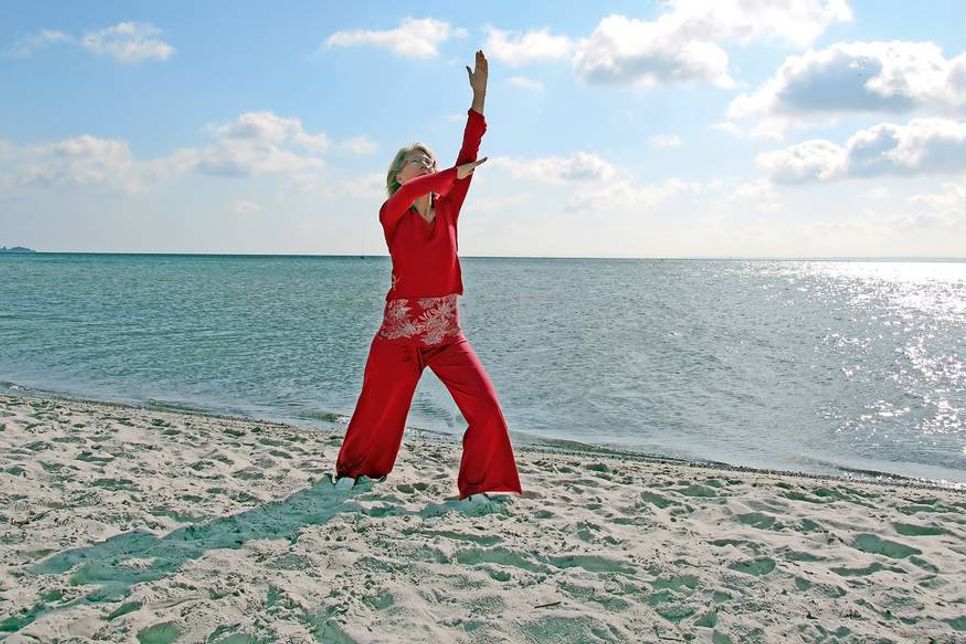 Qi Gong mit Andrea Kalles in Scharbeutz am Strand.