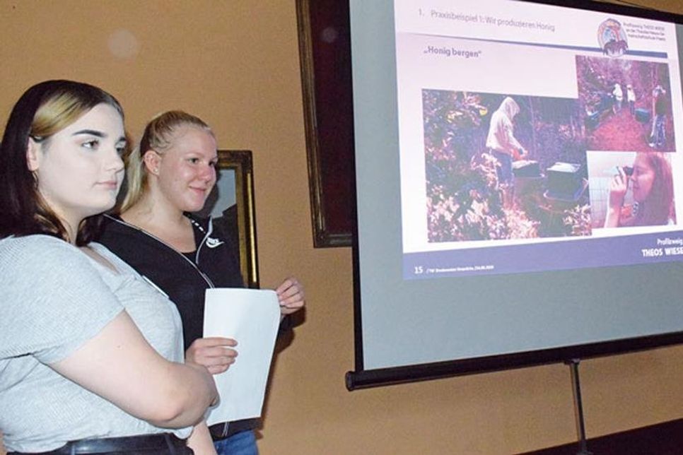 Gina Baasch (v.l.) und Stine Grüne aus der 9. Klasse gaben einen Einblick in das Honigprojekt.