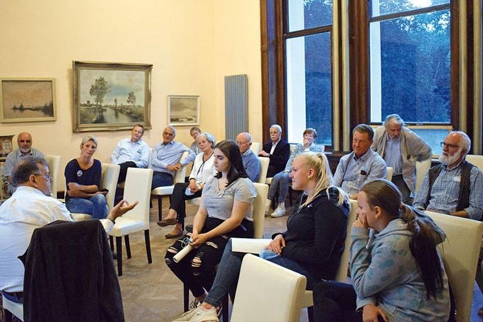 Zahlreiche Zuhörer nutzten die Chance, mit den Jugendlichen ins Gespräch zu kommen.