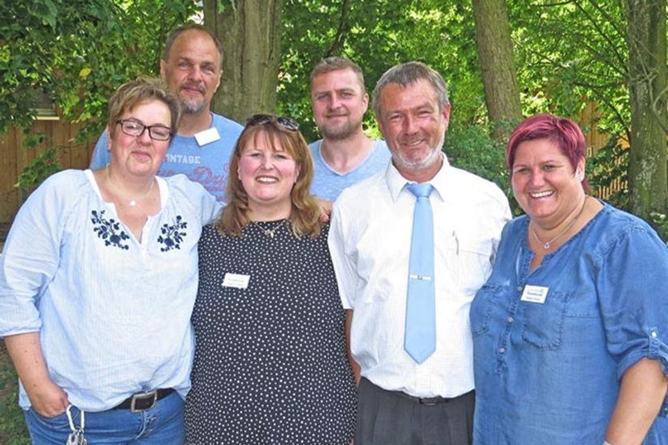 Über ein gelungenes Sommerfest freuen sich (v.l.) die Erzieherinnen Annette Bluhm, Sandra Essmann und Tatjana Fischer; dahinter v.l.: Kindergarten-Leiter Thomas Weinknecht, Rommy Essmann und Busfahrer Frank Höppner.