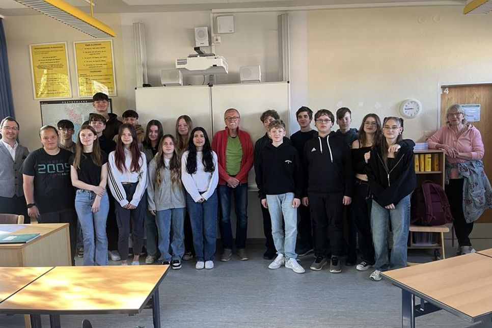 Eine besondere Geschichtsstunde mit Bruno Neurath-Wilson (Mi.) erlebte die 9d der Jacob-Lienau-Schule.