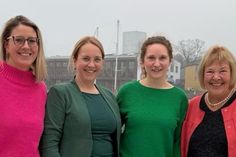 Vanessa Birk, Dr. med. Eva Korf und Dr. med. Jennifer Tübing (alle Parkinson-Netzwerk Ostholstein) mit Bettina Hagedorn (v. lks.), die die Schirmherrschaft für das Netzwerk übernommen hat.