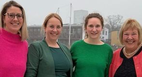 Vanessa Birk, Dr. med. Eva Korf und Dr. med. Jennifer Tübing (alle Parkinson-Netzwerk Ostholstein) mit Bettina Hagedorn (v. lks.), die die Schirmherrschaft für das Netzwerk übernommen hat.