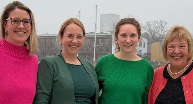 Vanessa Birk, Dr. med. Eva Korf und Dr. med. Jennifer Tübing (alle Parkinson-Netzwerk Ostholstein) mit Bettina Hagedorn (v. lks.), die die Schirmherrschaft für das Netzwerk übernommen hat.