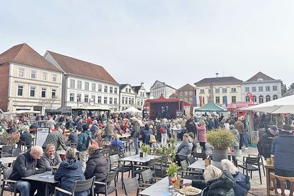 Zahlreiche Besucherinnen und Besucher verfolgten das Konzert auf dem Eutiner Marktplatz.