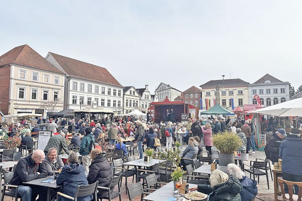 Zahlreiche Besucherinnen und Besucher verfolgten das Konzert auf dem Eutiner Marktplatz.