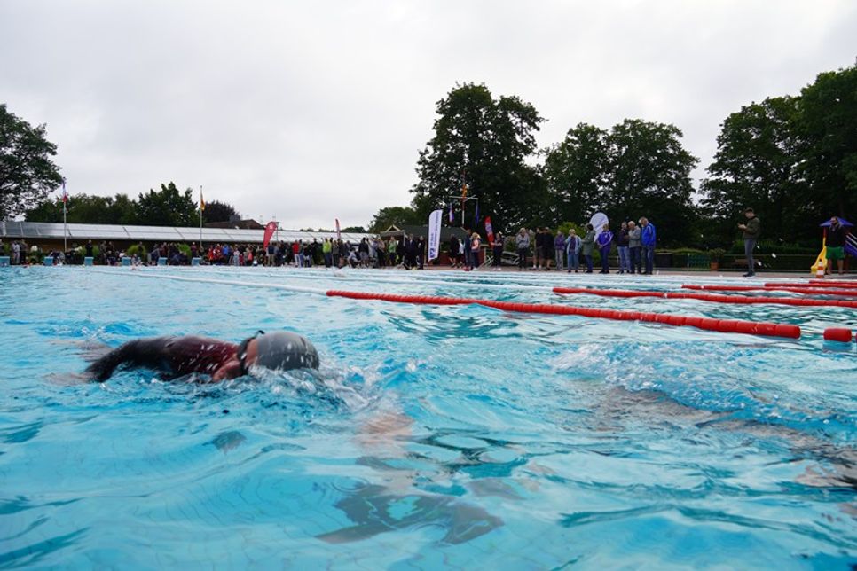 Schwimmen ist die erste von drei Disziplinen. Start ist am Freitag um 7 Uhr im Waldschwimmbad Lensahn.