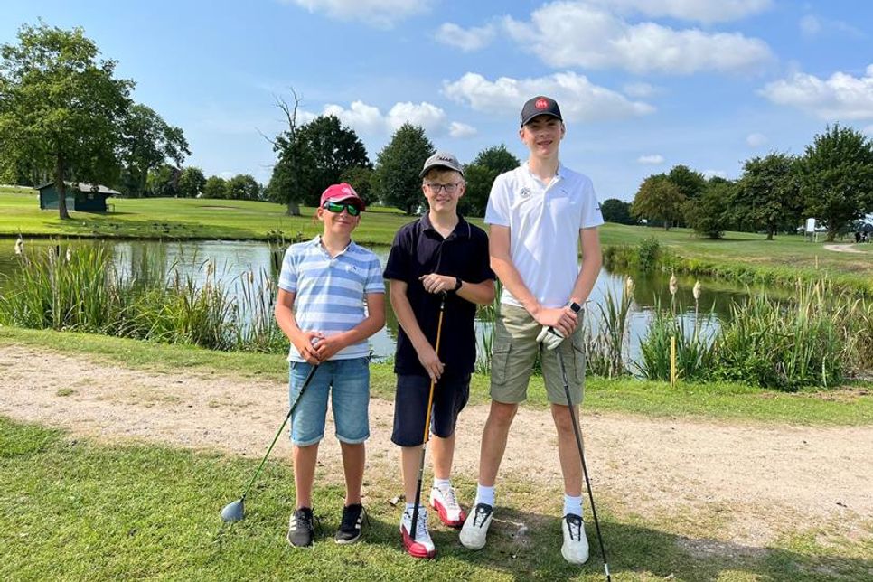 Nach dem Abschlag an Tee 4: Florian Esch, Maximilian Rakel und Johannes Hoffmann.