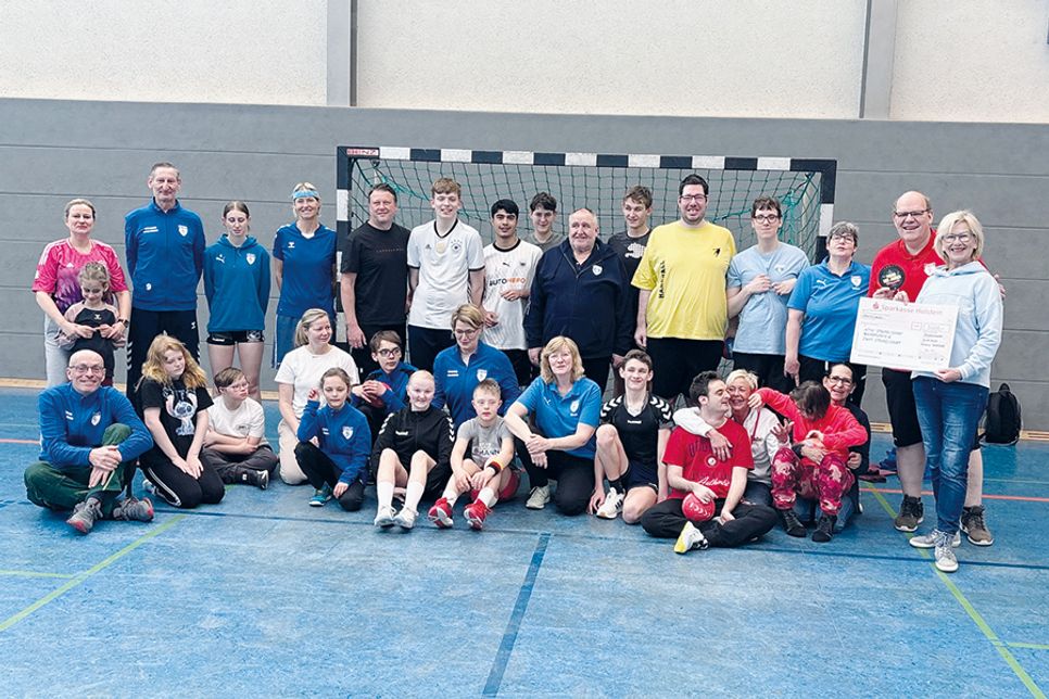 „Stodo‘s Wilde 13“ feut sich über die stolze Spendensumme: Dieter Iden (m., 1. Vorsitzender), ATSV-Geschäftsstellenleiterin und Handball-Trainerin Birgit Mierendorff (m. vor Dieter Iden), Nils-Oliver Majewski (Handball-Trainer) mit Karin Schröder (re.).