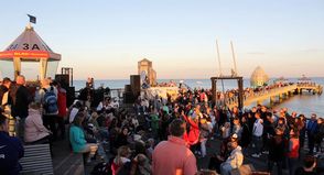 Die Grömitzer Seebrücke wird zum Schauplatz dieser Sommerveranstaltung.