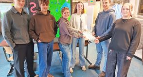 Die zehnte Klasse übergab die Stelenpatenschaft an die neunte Klasse.