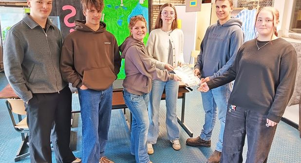 Die zehnte Klasse übergab die Stelenpatenschaft an die neunte Klasse.