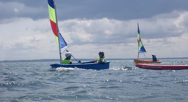 Im Opti sausten die Kinder über die Ostsee.
