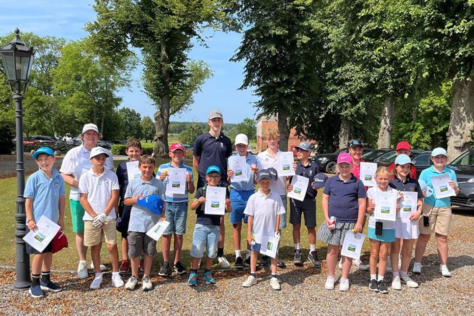 Sieger und Teilnehmer des AK 8/10/12/14 Cups mit Jugendwartin Steffi Buhtz.