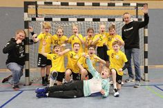 Das Team der Grundschule Neustädter Bucht mit Trainer Steffen Osterndorff und Sportlehrer Sönke Holst.
