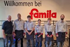 Oliver Wagner, Warenhausleiter famila Neustadt und Azubi-Pate der famila-Region Lübeck-Ostholstein (lks.) heißt seine fünf neuen Azubis herzlich willkommen.
