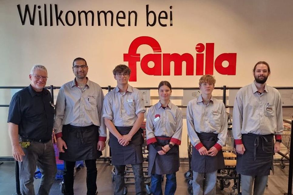 Oliver Wagner, Warenhausleiter famila Neustadt und Azubi-Pate der famila-Region Lübeck-Ostholstein (lks.) heißt seine fünf neuen Azubis herzlich willkommen.