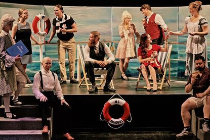 Auf dem Kreuzfahrtschiff „MS Amadeus“ treffen sich einige der bekanntesten Figuren aus Wolfgang Amadeus Mozarts Opern zu einer Reise voller Liebe, Eifersucht und großer Emotionen.