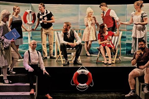 Auf dem Kreuzfahrtschiff „MS Amadeus“ treffen sich einige der bekanntesten Figuren aus Wolfgang Amadeus Mozarts Opern zu einer Reise voller Liebe, Eifersucht und großer Emotionen.