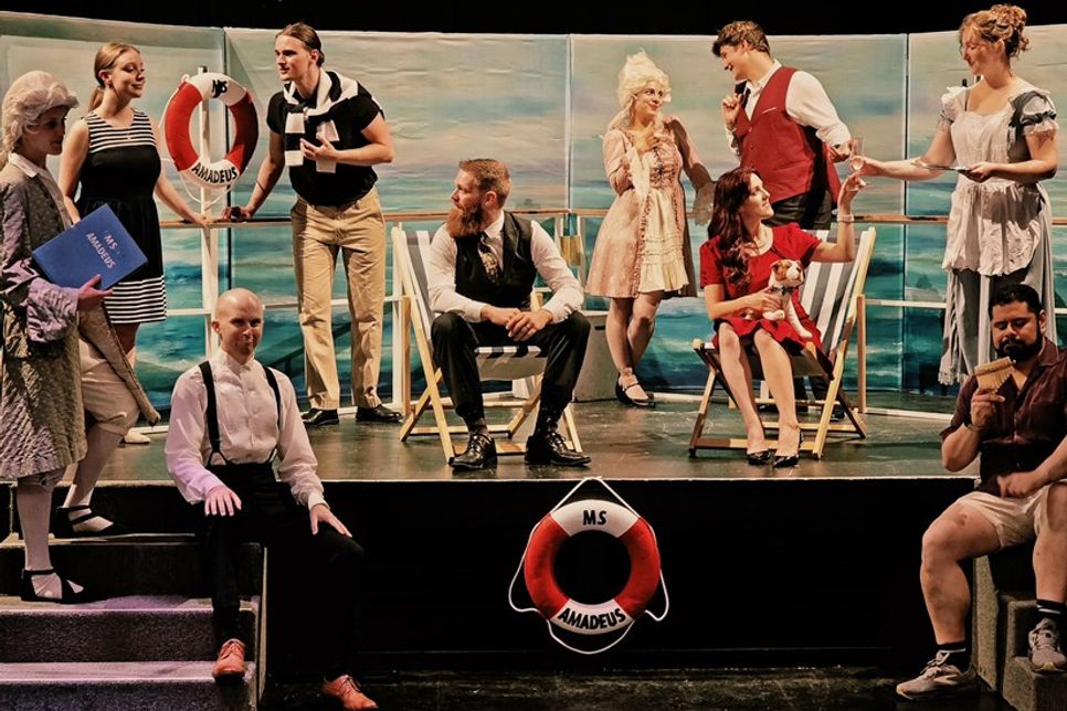 Auf dem Kreuzfahrtschiff „MS Amadeus“ treffen sich einige der bekanntesten Figuren aus Wolfgang Amadeus Mozarts Opern zu einer Reise voller Liebe, Eifersucht und großer Emotionen.