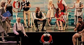 Auf dem Kreuzfahrtschiff „MS Amadeus“ treffen sich einige der bekanntesten Figuren aus Wolfgang Amadeus Mozarts Opern zu einer Reise voller Liebe, Eifersucht und großer Emotionen.